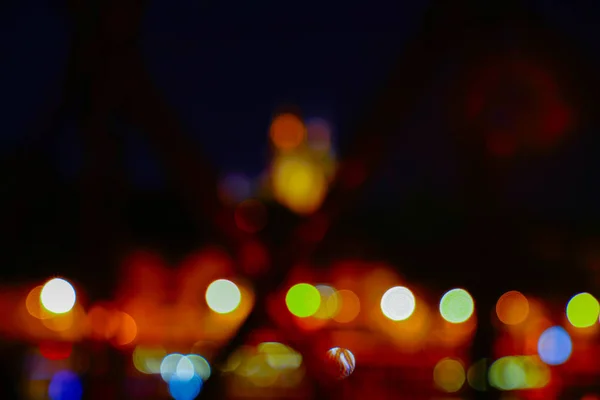 Φώτα της πόλης αφηρημένη χρωματιστοί κύκλοι σε σκούρο φόντο — Φωτογραφία Αρχείου