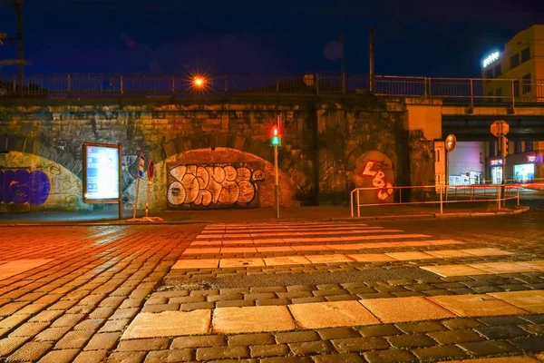 Calle por la noche fuera de la antigua zona gruñona de la ciudad con arte callejero — Foto de Stock