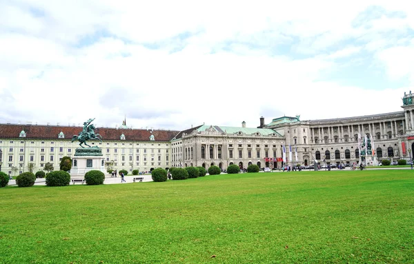 Uitgestrekte gazon en gebouw van Österreichische Nationalbibliothek — Stockfoto