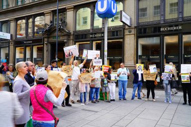 Viyana Avustralya-3 Eylül 2017; Grup protestocu cqarrying 