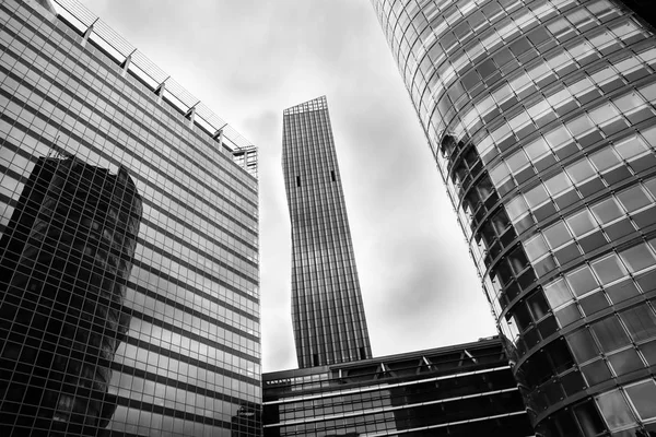 Arquitectura modernista en edificios de oficinas y apartamentos de gran altura — Foto de Stock