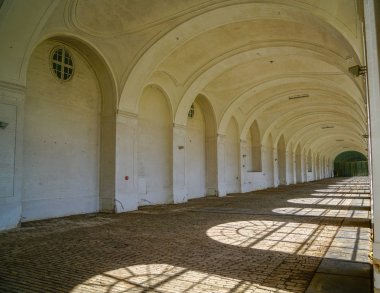 Klasik kemer lider açık tarafı ile bina boyunca tonozlu bir