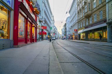 Şehir içi gece sokakları hattı ışıkları ve Binalar 