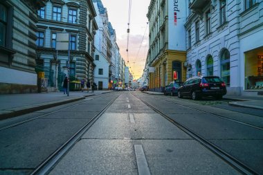 Şehir içi gece sokakları hattı ışıkları ve Binalar 