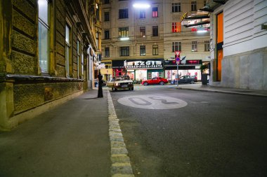 Şehir içi gece sokakları hattı ışıkları ve Binalar 
