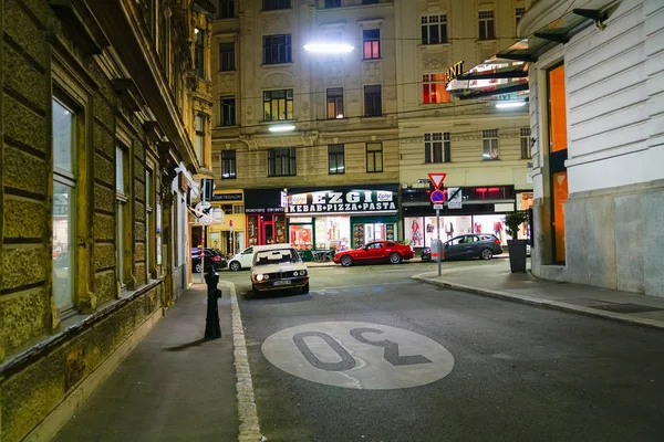 Luzes e edifícios linha centro da cidade ruas noturnas — Fotografia de Stock