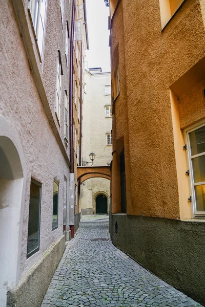 Eski Arnavut kaldırımlı Bayan yüksek binalar arasında