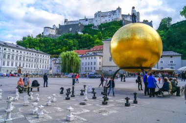 Capital Square büyük Altın Küre heykel açık Che