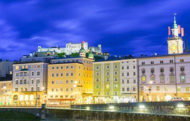 Kentsel gece ışık kızdırma partnerliğindeki nehrin karşısındaki