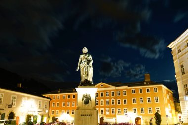 Heykel Mozart Meydanı gece illumimnated ve altın colo '