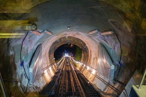 Passeio funicular, trilhos e túnel em rota — Fotografia de Stock