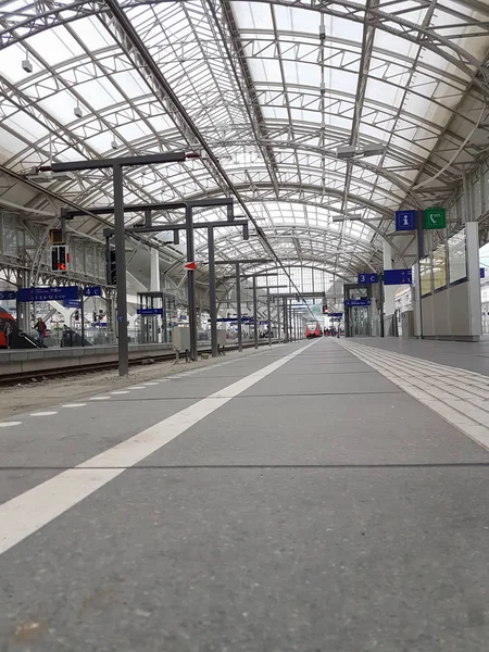 Bahnsteig und Struktur der Reisenden am Hauptbahnhof und — Stockfoto