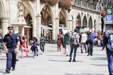 şehir merkezi kare t aşağıda turist aracılığıyla protestocular Mart