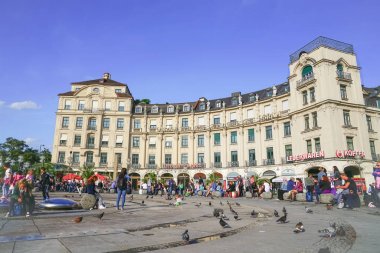 Bir b Münih Karlsplatz (Stachus) adlı ünlü Osram işaretleri