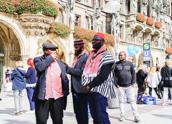 Tre etniska svarta afrikanska män i grupp och traditionella klä ta — Stockfoto