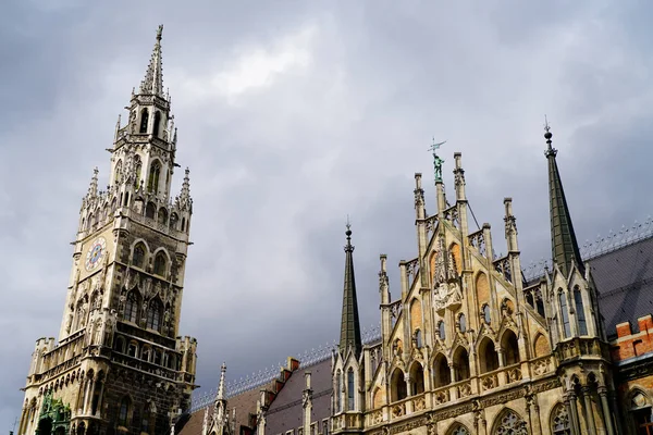 主塔の尖塔を再びミュンヘン新市庁舎のスカイライン画像 — ストック写真