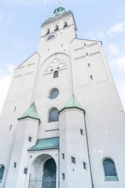 Saint Peter's kilise kule ve Münih'te saatler