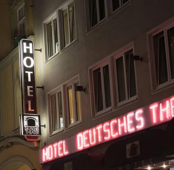 Beleuchtetes Hotelschild und leuchtend rotes und weißes Neon außen — Stockfoto