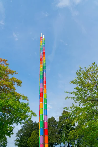 Struktur artistik tiang totem warna-warni cerah dengan alasan — Stok Foto