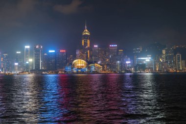  Işıklı ticari yukarıda karanlık gökyüzü arasında hafif bulut drift 