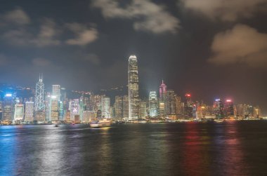 Işıklı ticari yukarıda karanlık gökyüzü arasında hafif bulut sürüklenir 