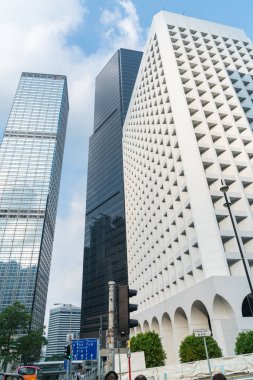 Üzerinden yükselen üç gökdelenler farklı mimari cepheler 