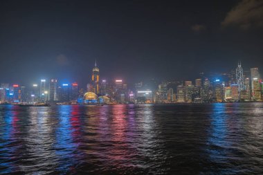 Kowloon limandan Victoria boyunca Kong Kong ticari manzarası