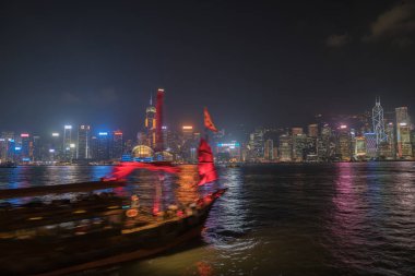 Kowloon limandan Victoria boyunca Kong Kong ticari manzarası