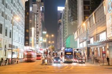 Araçlar üzerinde yoğun şehir sokak geçen gece uzun pozlama.