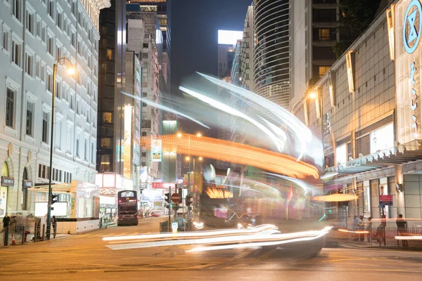 Exposición nocturna de vehículos que pasan en la calle de la ciudad ocupada . —  Fotos de Stock