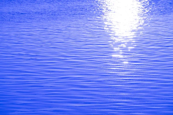 Мягкая Рябь Воде Освещается Восходом Солнца Свечение Абстрактных Синих Оттенков — стоковое фото