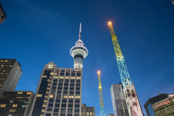 Brightly illuminated Sky Tower and colored antenna rising skywar — Stock Photo, Image
