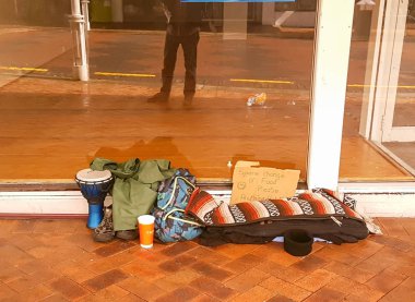 Boş dükkan önünde patika üzerinde dilenci mal han ile