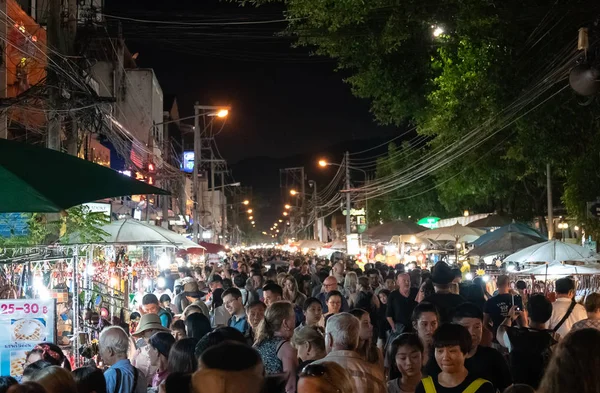 Grainy imagen abarrotada calle en los mercados nocturnos asiáticos — Foto de Stock