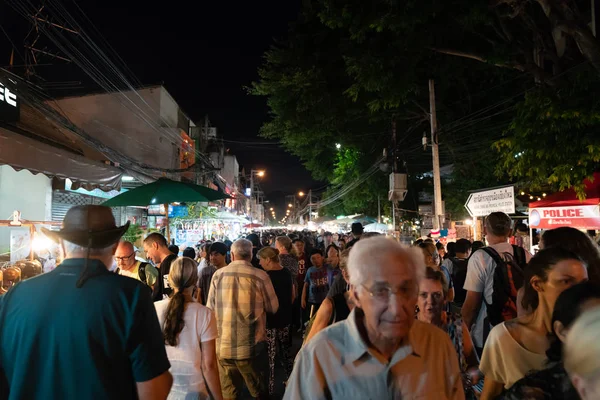 Calle abarrotada en los mercados nocturnos asiáticos — Foto de Stock