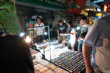 Grenli görüntü Asya gece Pazarı'na sokakta gerçek insanlar kalabalık