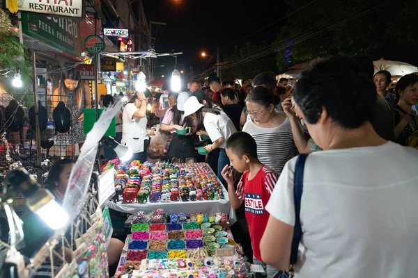 Grenli görüntü Asya gece Pazarı'na sokakta gerçek insanlar kalabalık — Stok fotoğraf