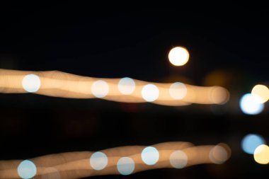 Yakınsak soyut gloden renk ile ufuk parlak çizgiler yapmak