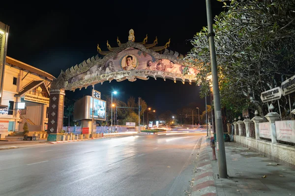 Escena nocturna de calle de arco iluminado con imagen de rey en rao — Foto de Stock