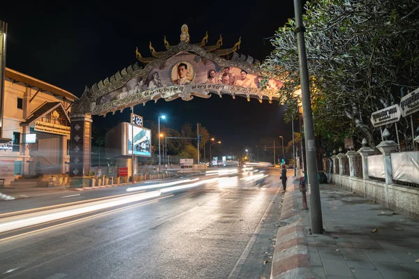 Escena nocturna de calle de arco iluminado con imagen de rey — Foto de Stock