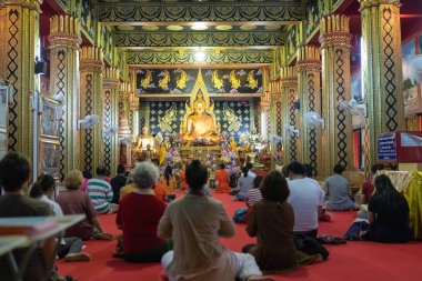 Devotee ve rahipler bir Budist tapınağı içinde 
