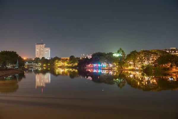 Nacht Szene von beleuchteten Flussufer Stadt Nacht Spots — Stockfoto