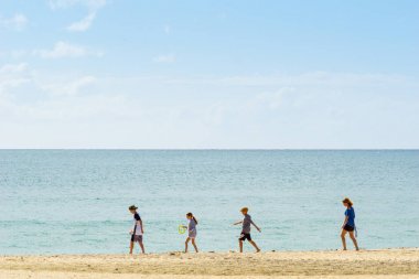 dört insan mesafe su kenarı boyunca yürüyüş