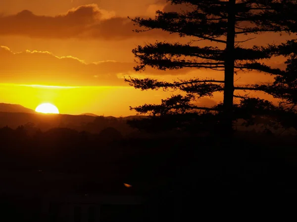 Intensiva färger av en strålande solnedgång — Stockfoto