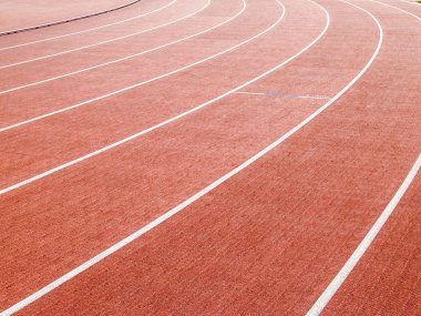 Parlak kırmızı sentetik koşu parkuru