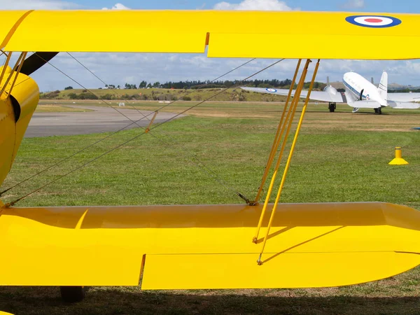 Wings of yellow bi-plane — Stock Photo, Image