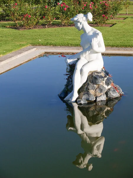 Статуя білої леді — стокове фото