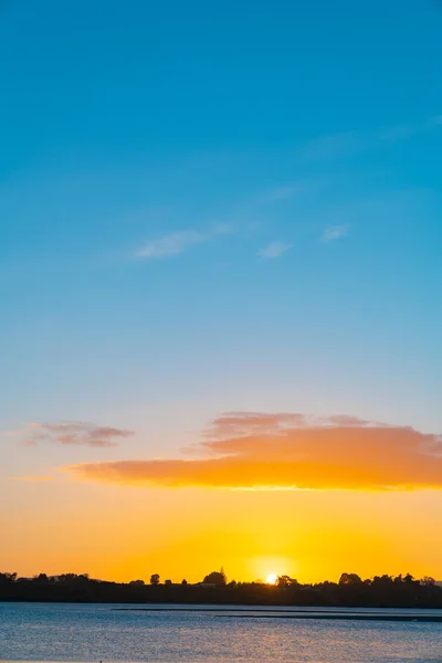Klarer goldener Sonnenaufgang — Stockfoto