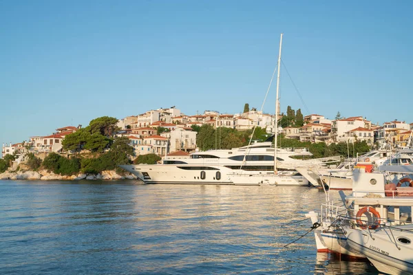 Barcos de pesca de lujo y tradicionales en el puerto de Skiathos . — Foto de Stock