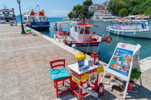 Quaint mesa de vendas vermelha e cadeira por pouco barco charter omn velho — Fotografia de Stock